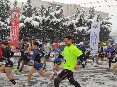 Kara aldırış etmediler; Yüzlerce sporcu Uğur Mumcu için koştu