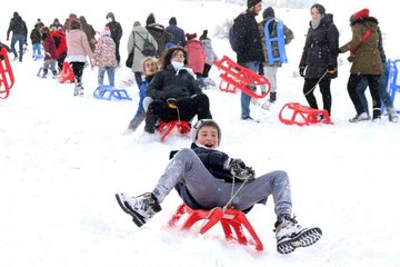 Sıfırın altında 7 derecede kızaklarıyla kayarak ısındılar