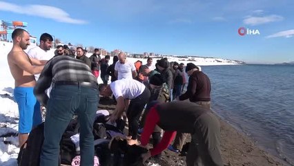 Dondurucu soğukta Van Gölü'nde yüzdüler