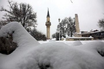 GAZİANTEP'TE KAR YAĞIŞIYLA SOKAKLAR BOŞALDI, OTOYOL TRAFİĞE KAPATILDI