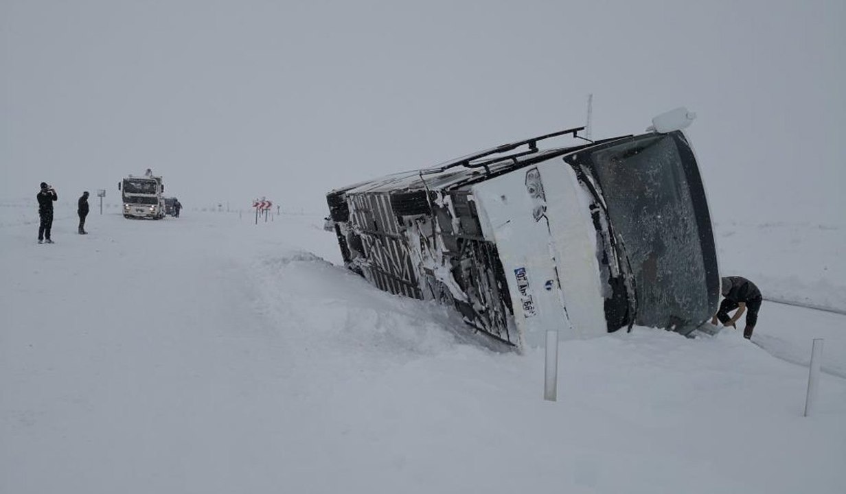 Turistleri taşıyan tur otobüsü devrildi: 4 yaralı