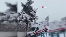 Ambulans şoförünün kaygan zeminle imtihanı... Karda kontrolden çıkan araçlar kamerada