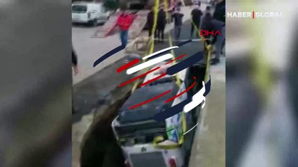 Rize'de sahildeki yürüyüş yolunda göçük; belediye aracı çukura düştü