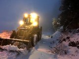 Alaşehir Belediyesi karla kapanan yolları ulaşıma açtı