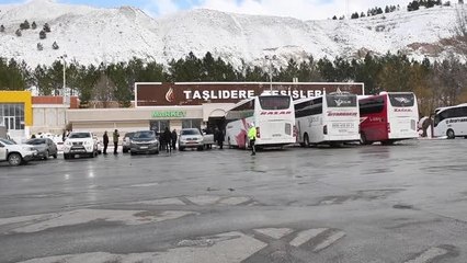 Tesislerde bekleyen aileler makam araçlarıyla misafirhanelere götürüldü