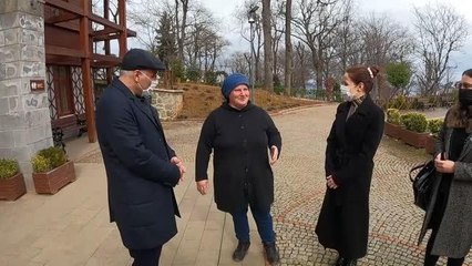 Belediye personeli parktaki karacaya anne şefkatiyle bakıyor