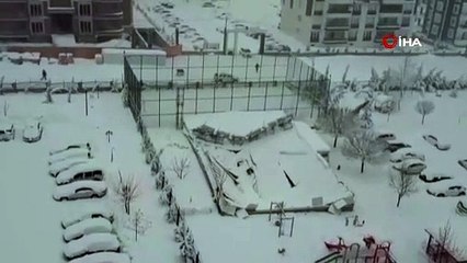 Adıyaman'da üzerindeki kara dayanamayan çatı böyle çöktü