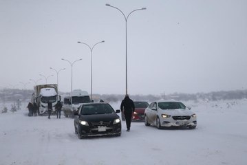 Nevşehir-Aksaray kara yolunda kar ve tipi nedeniyle ulaşım kontrollü sağlanıyor