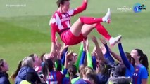 Las jugadoras del Barcelona mantearon a Virginia Torrecilla después de vencer al cáncer