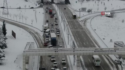 Yoldan çıkan otobüs ve kamyonlar Bursa-İzmir karayolunu trafiğe kapattı