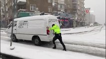 Son dakika! Yoğun karda zorlanan sürücülerin imdadına polis ekipleri yetişti