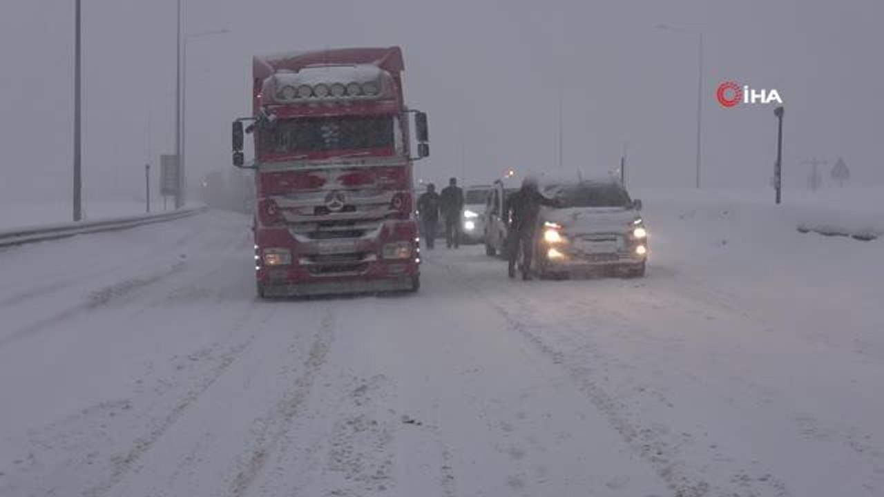 D-100 kara yolu ve TEM Otoyolu'nun Bolu geçişi trafiğe kapatıldı