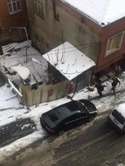 ARNAVUTKÖY'DE KAR YAĞIŞIYLA AYNI SOKAKTA PEŞ PEŞE KAZALAR YAŞANDI