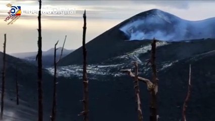 El volcán de La Palma sigue desgasificando un mes después del final de la erupción