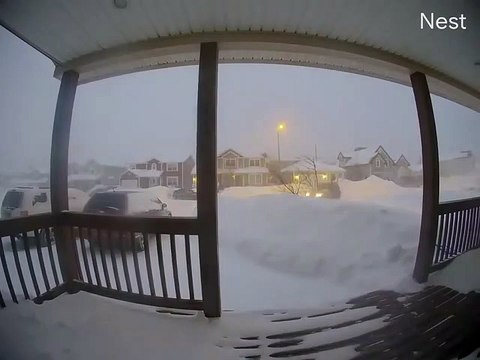 Il filme 24h de blizzard au canada... sa maison disparait sous la neige