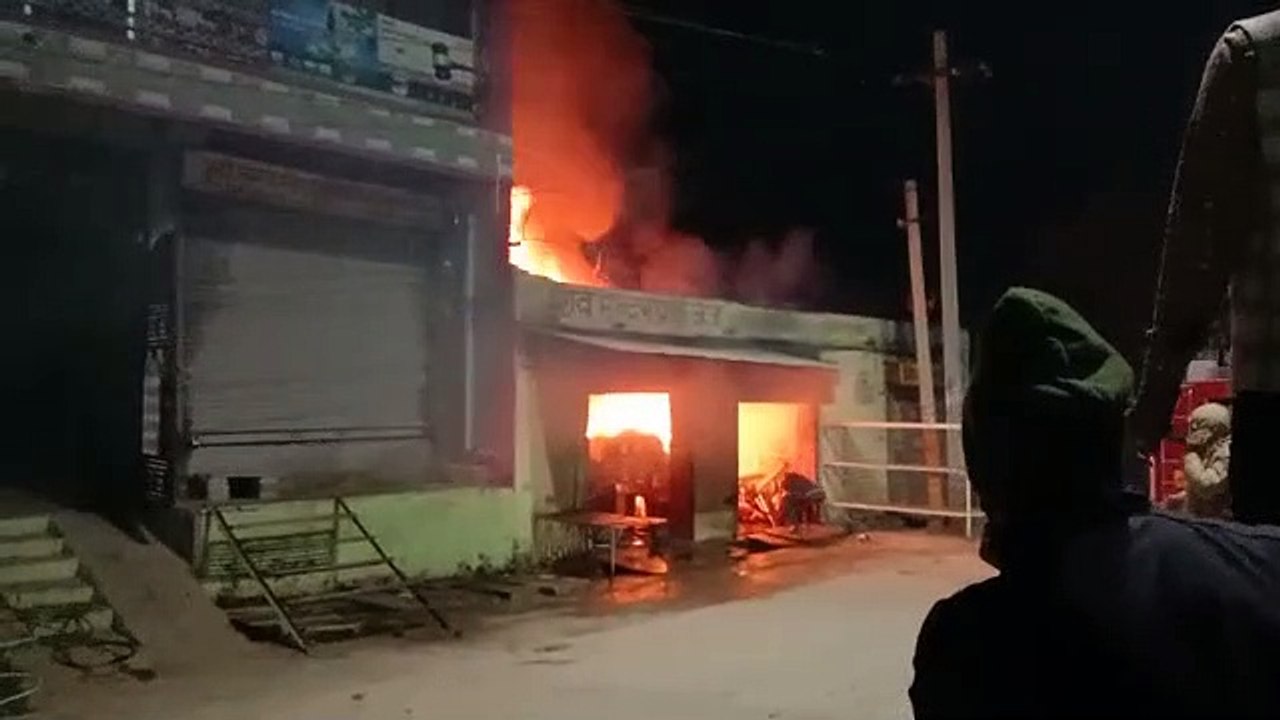 दमकल कर्मियों ने एक घंटे की मशक्कत के बाद पाया आग पर काबू