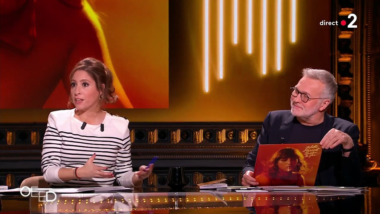 Léa Salamé révèle faire vivre un cauchemar à son compagnon Raphaël Glucksmann, son fils et leur fils Gabriel à cause d'une chanson de Juliette Armanet. Confidence faite dans "On est en direct", sur France 2.