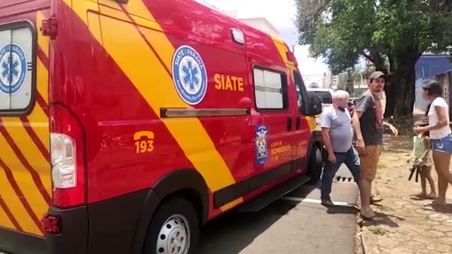 Ecosport colide com muro após colisão em cruzamento no Centro