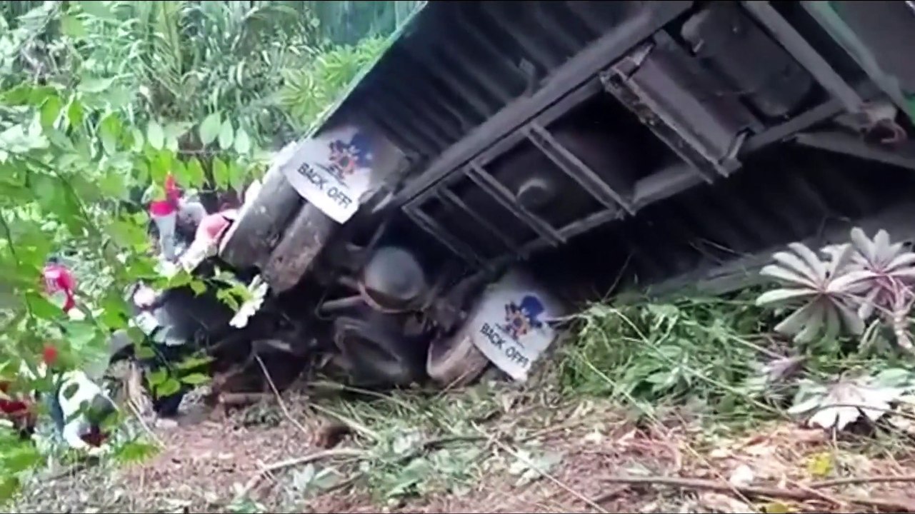 Pelotero y su esposa mueren al caer autobús en una hondonada en Chontales