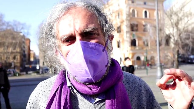 Quirinale, Popolo viola in piazza contro Berlusconi: Si è ritirato in cambio di qualcosa?