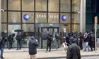 Manifestantes destrozan la sede del Servicio Europeo de Acción Exterior en Bruselas