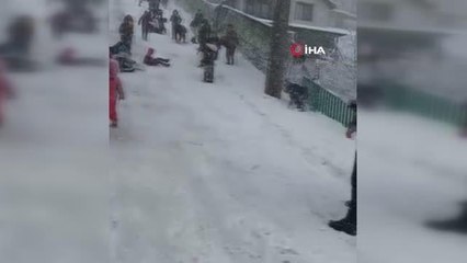 Son dakika haberleri: Çocukların isteğini kırmadılar, kayak yapıp kartopu oynadılar