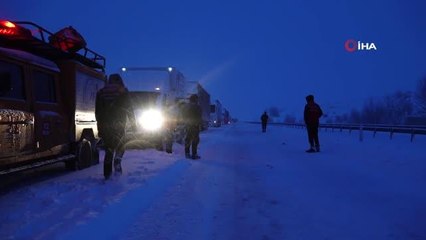 Mahsur kalan sürücülere yiyecek ikramı