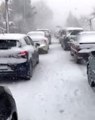 İzmir'de ulaşıma kar engeli... Onlarca vatandaş araçlarında mahsur kaldı