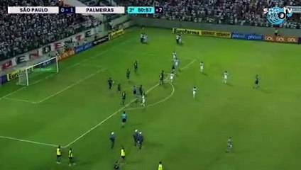 Un aficionado invade el campo con un cuchillo para apuñalar a los rivales