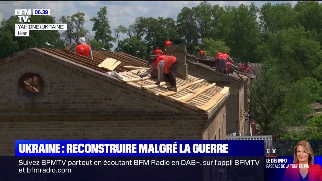 Guerre en Ukraine: des volontaires reconstruisent les maisons endommagées par les combats