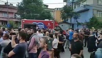 Fetihtepe Mahallesi'nde basın açıklaması yapan Rüstem Karakuş: Okmeydanı'nın her yanından komşularımızı yalnız bırakmayacağız.