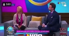 Mujer que habla lengua alienígena en el programa VLA de Tv Azteca