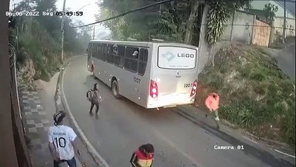 Intentó asaltar a una joven, pero un bus lleno de obreros pasó por el lugar y la salvaron