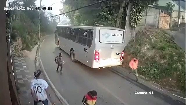 Intentó asaltar a una joven, pero un bus lleno de obreros pasó por el lugar y la salvaron