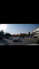 قائد سيارة يقود بطريقة متهورة على أحد الطرق