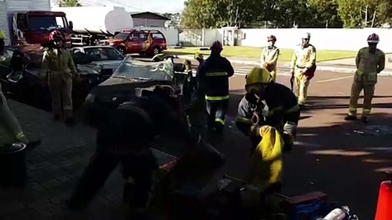 Treinamento de retirada de vítimas presas as ferragens é realizado em Cascavel