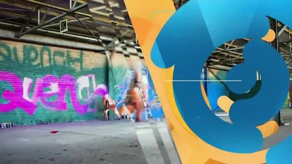 Niño asalta tienda con una pistola y luego tira el dinero a una coladera