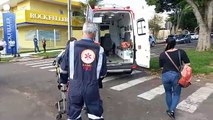 Samu atende motociclista ferida após colisão entre carro e motoneta, em Umuarama