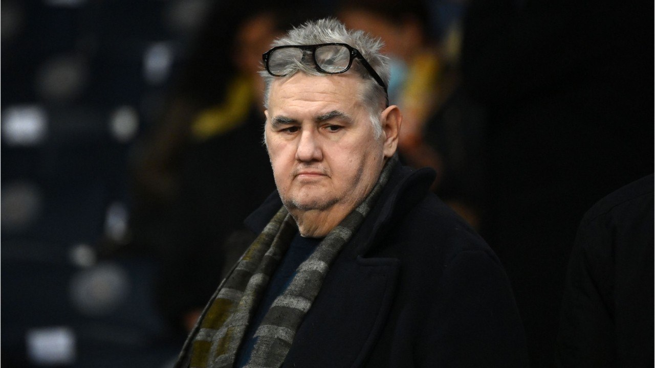 GALA VIDEO - Pierre Ménès hospitalisé et « quasiment dans le coma " : son avocat donne des nouvelles peu rassurantes