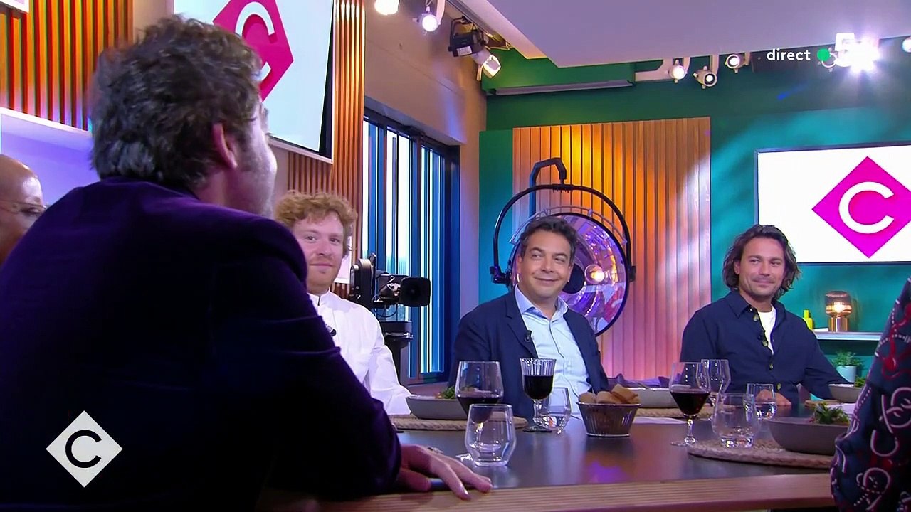 Julie Gayet se fait offrir un bouquet de fleurs par l'équipe de "C à Vous" après son mariage avec François Hollande