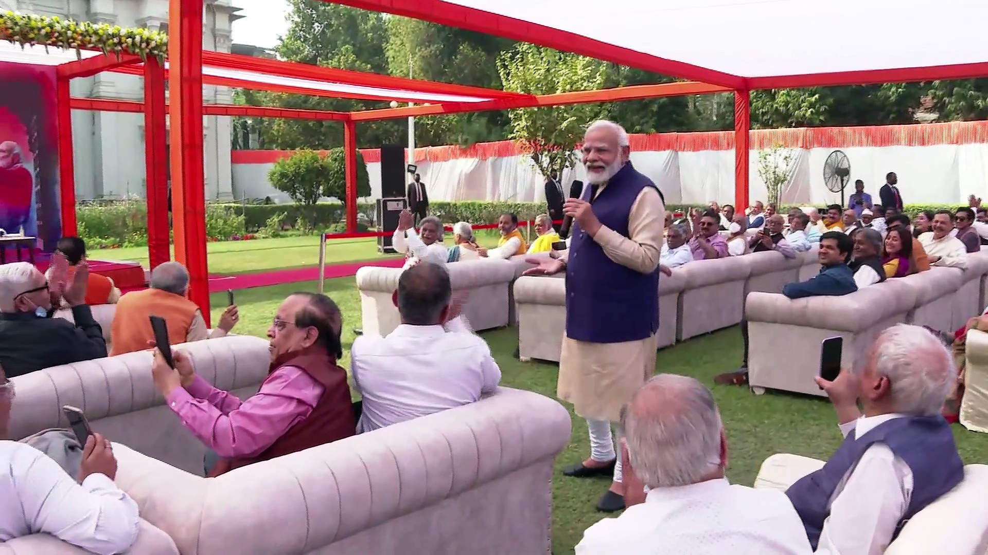 PM Modi in Varanasi ವಾರಾಣಸಿ ಜನರೊಂದಿಗೆ ಮೋದಿ ಆತ್ಮೀಯ ಸಂವಾದ, ಹೊಸ ಅಧ್ಯಾಯದತ್ತ ಉತ್ತರ ಪ್ರದೇಶ!