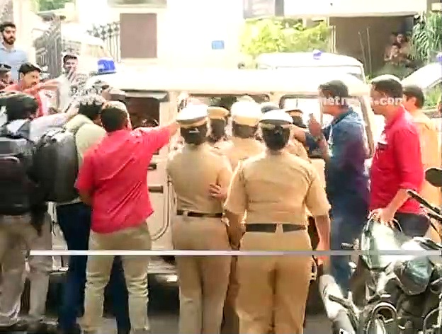 വാഹനമോടിച്ചത് താനാണെന്ന് ആദ്യം പറഞ്ഞത് ശ്രീറാമിന്റെ സമ്മർദ്ദത്തിന് വഴങ്ങിയാണെന്ന് വഫ ഫിറോസ്