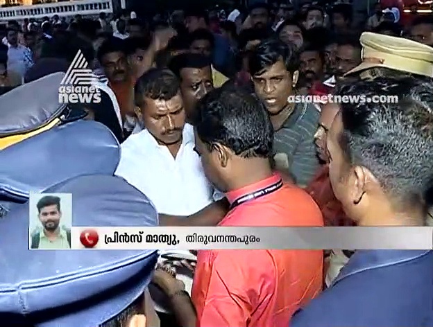 കടലില്‍ വീണ പെണ്‍കുട്ടിയെ രക്ഷിക്കുന്നതിനിടെ ലൈഫ്ഗാര്‍ഡ് തിരയില്‍പ്പെട്ടു