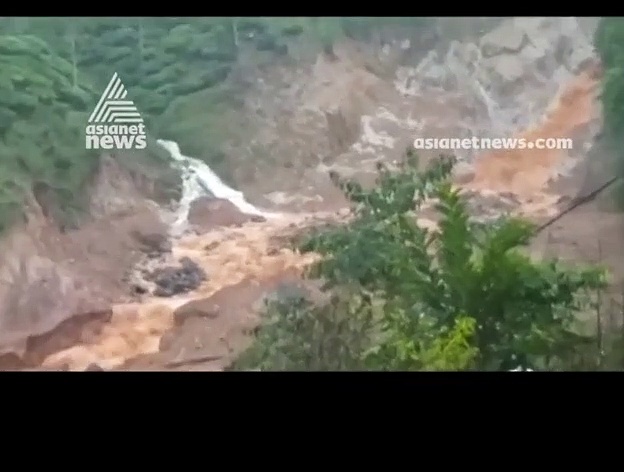 വയനാട് കുറിച്യര്‍മലയില്‍ ഇന്നലെയുണ്ടായ ഉരുള്‍പൊട്ടലിന്റെ ദൃശ്യം