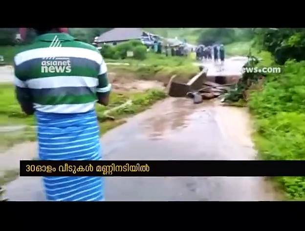 നിലമ്പൂര്‍ കവളപ്പാറയില്‍ ഉരുള്‍പൊട്ടി;മുപ്പതോളം വീടുകള്‍ മണ്ണിനടിയില്‍ പെട്ടതായി സൂചന