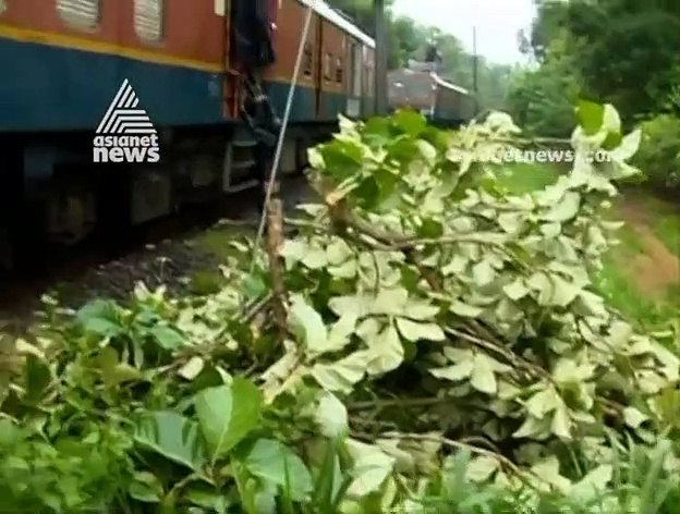 കേരളത്തില്‍ 12 ട്രെയിനുകള്‍ പൂര്‍ണ്ണമായും റദ്ദാക്കി