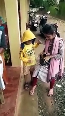 മുഴുവനും കൊടുക്കല്ലേടീ..പെരുന്നാളിന് കിട്ടിയ കാശെല്ലാം ദുരിതാശ്വാസത്തിന് നല്‍കി ഈ കുരുന്നുകള്‍