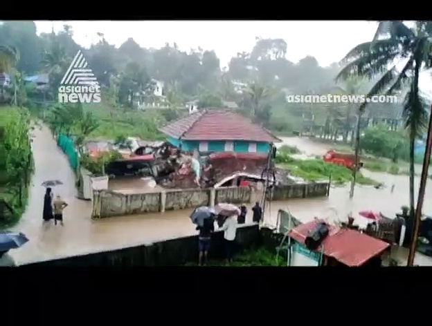 വയനാട്ടില്‍ മഴയില്‍ ഇരുനിലവീട് പൂര്‍ണ്ണമായി തകര്‍ന്നുവീണു, വീഡിയോ