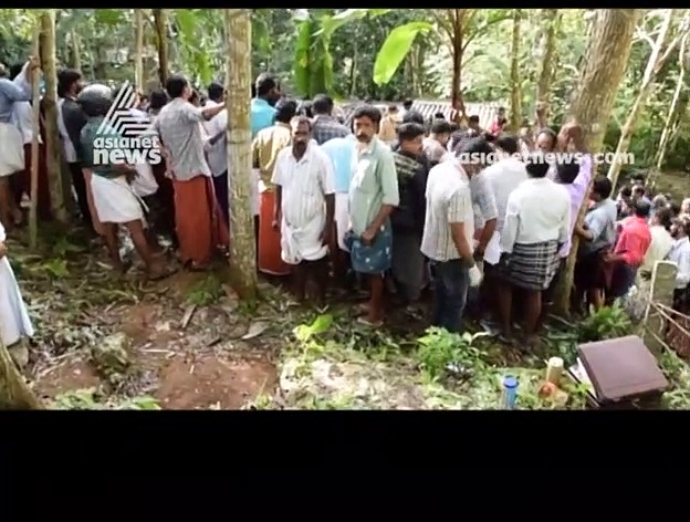 'ആരെങ്കിലും സ്വന്തം വീട്ടുവളപ്പില്‍ മൃതദേഹം കുഴിച്ചിടുമോ'; അഖില്‍ നിരപരാധിയെന്ന് അച്ഛന്‍