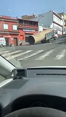 Hace un caballito con su camión y acaba estrellándose con la Policía en Canarias